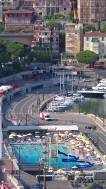 La Condamine, Monako - 25 Ağustos 2024: Monako Marina yakınlarındaki Rainier III Denizcilik Stadyumu 'nun havadan görünüşü. Dikey