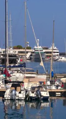La Condamine, Monaco - 25 Ağustos 2024: Herkül Limanı 'na yanaşmış birden fazla tekne görüntüsü. Dikey