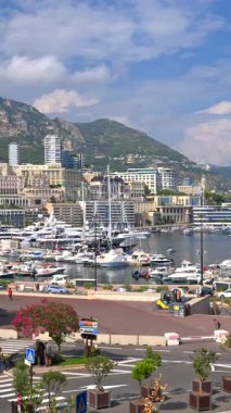 La Condamine, Monaco - 25 Ağustos 2024: Monaco Marina 'da arka planda şehrin ufuk çizgisi olan teknelerin görüntüsü. Dikey