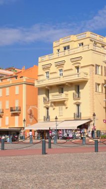 Monte Carlo, Monako - 25 Ağustos 2024: Monako Prensi 'nin Sarayı' nın sarayında yürüyen insanlar. Dikey