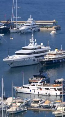 La Condamine, Monaco - 25 Ağustos 2024: Herkül Limanı 'na yanaşmış birden fazla tekne görüntüsü. Dikey