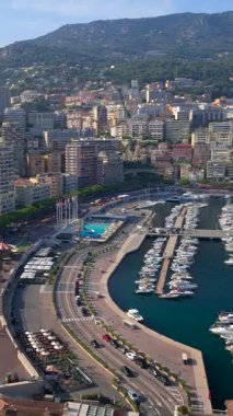 La Condamine, Monako - 25 Ağustos 2024: Rainier III Denizcilik Stadyumu spor kompleksinin havadan görünüşü. Dikey