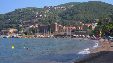 Theoule-sur-Mer, Fransa - 28 Ağustos 2024: Suveret plajında insanlar dinleniyor ve yüzüyorlar