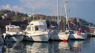 Theoule-sur-Mer, Fransa - 28 Ağustos 2024: Tekneler gün ışığında Theoule-sur-mer limanına yanaştı
