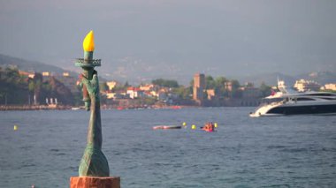 Theoule-sur-Mer, Fransa - 28 Ağustos 2024: Körfezin girişindeki Calou 'nun Özgürlük Işığı heykelinin görüntüsü