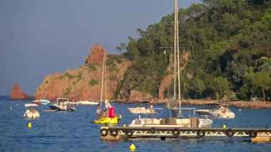 Theoule-sur-Mer, Fransa - 28 Ağustos 2024: Gündüz vakti Theoule-sur-mer limanında yüzen tekneler