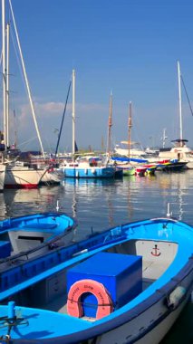 Theoule-sur-Mer, Fransa - 28 Ağustos 2024: Tekneler gün ışığında Theoule-sur-mer limanına yanaştı. Dikey