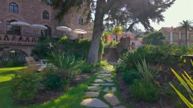 Fransa 'nın başkenti Theoule-sur-Mer Şatosu' nun avlusundaki patikayı çevreleyen yeşillik.