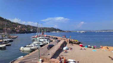 Theoule-sur-Mer, Fransa - 28 Ağustos 2024: Tekneler gün ışığında Theoule-sur-mer limanına yanaştı