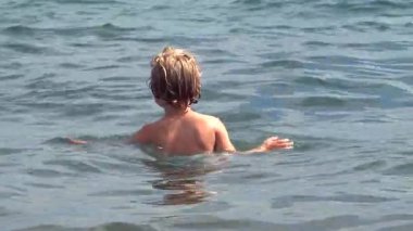 Güneşli bir günde Fransa 'nın Golfe Juan şehrinde oynayan çocuklar