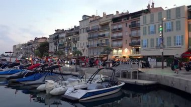 Cannes, Fransa - 10 Ağustos 2024: İnsanlar gün batımında Cannes Limanı 'na yanaştı