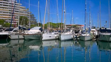 Villeneuve-Loubet, Fransa - 6 Eylül 2024: Tekneler gündüz vakti Marina Baie des Anges 'e yanaştı