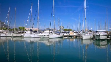 Villeneuve-Loubet, Fransa - 6 Eylül 2024: Tekneler gündüz vakti Marina Baie des Anges 'e yanaştı