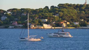 Antibes, Fransa - 6 Eylül 2024: Güneşli bir günde gemilerdeki insanlar Golfe-Juan 'a demirledi