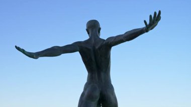 Antibes, Fransa - 6 Eylül 2024: Nicolas Lavarenne 'in bronz heykeli 