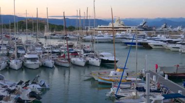 Antibes, Fransa - 6 Eylül 2024: Gemiler arka planda Fort Carre ile akşam Vauban Limanı 'na yanaştı