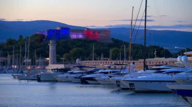 Antibes, Fransa - 6 Eylül 2024: Gemiler Vauban Limanı 'na yanaştı ve arka planda aydınlık Fort Carre vardı.