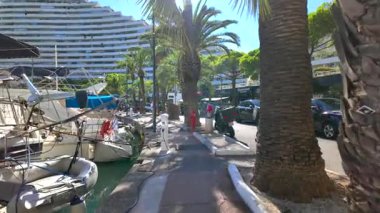 Villeneuve-Loubet, Fransa - 6 Eylül 2024: Tekneler gündüz vakti Marina Baie des Anges 'e yanaştı