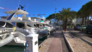 Villeneuve-Loubet, Fransa - 6 Eylül 2024: Tekneler gündüz vakti Marina Baie des Anges 'e yanaştı