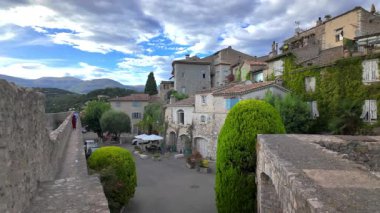 Saint Paul de Vence, Fransa 'da şehrin sokaklarındaki binaların manzarası