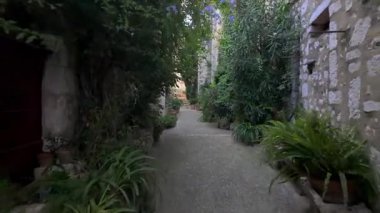 Saint Paul de Vence, Fransa 'da yeşillik dolu dar bir kaldırım manzarası.