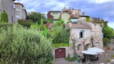 Saint Paul de Vence, Fransa - 19 Ağustos 2024: Gündüz vakti şehrin sokaklarındaki binaların görüntüsü