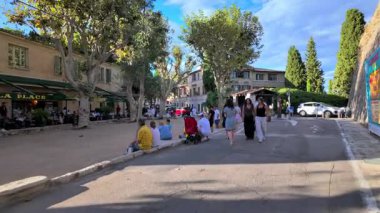 Saint Paul de Vence, Fransa - 19 Ağustos 2024: İnsanlar şehrin sokaklarında yürüyor