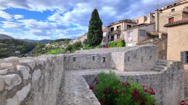 Saint Paul de Vence, Fransa - 19 Ağustos 2024: Gündüz vakti şehrin sokaklarındaki binaların görüntüsü