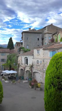 Saint Paul de Vence, Fransa 'da şehrin sokaklarındaki binaların manzarası. Dikey