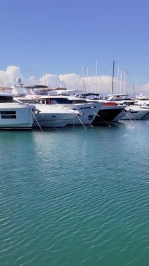 Antibes, Fransa 'daki Vauban Limanı' na yanaşan gemilerin görüntüsü. Dikey