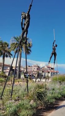 Antibes, Fransa - 13 Ağustos 2024: Nicolas Lavarenne 'in şehir sahilindeki bronz heykellerine bakış. Dikey