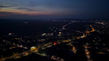 Gün batımında Chisinau, Moldova 'da hareket eden arabaların hava aracı görüntüsü