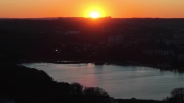 Moldova 'nın Chisinau kentindeki Valea Morilor Parkı' ndaki gölün hava aracı görüntüsü.