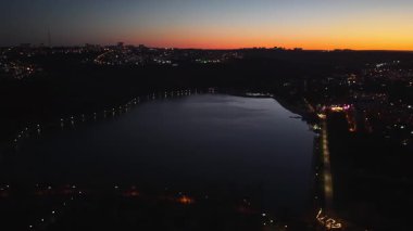 Moldova 'nın Chisinau kentindeki Valea Morilor Parkı' ndaki gölün hava aracı görüntüsü.