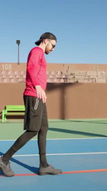 Bir grup arkadaş güneşli bir günde tenis kortunu bir picleball sahasına çeviriyorlar.