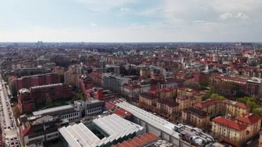 İtalya 'nın Milano kentindeki binaların güpegündüz hava aracı görüntüsü.