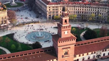 Gün batımında İtalya, Milan 'daki Sforzesco Kalesi' nin insansız hava aracı görüntüsü