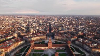 İtalya, Milano 'daki Sforzesco Kalesi' nin hava aracı görüntüsü gün batımında binalarla çevrili.