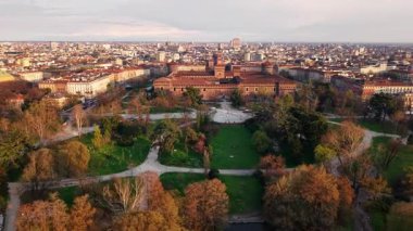 İtalya, Milano 'daki Sforzesco Kalesi' nin hava aracı görüntüsü gün batımında binalarla çevrili.