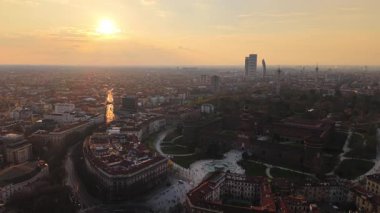 Gün batımında İtalya, Milan 'daki Sforzesco Kalesi' nin insansız hava aracı görüntüsü