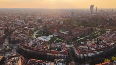 Gün batımında İtalya, Milan 'daki Sforzesco Kalesi' nin insansız hava aracı görüntüsü