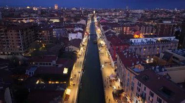 Günbatımında Naviglio Grande Kanalı 'nın hava aracı görüntüsü
