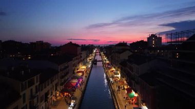 Günbatımında Naviglio Grande Kanalı 'nın hava aracı görüntüsü
