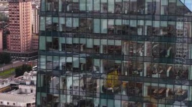 Milan, İtalya - 27 Mart 2025: Milano, İtalya 'da gündüz vakti, Principe de Savoia Oteli' nde bulunan bir binanın hava aracı görüntüsü