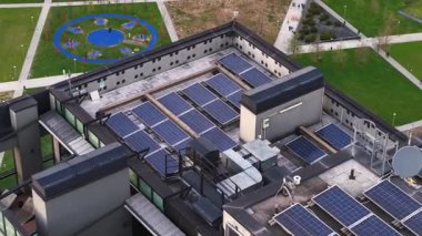 Milano, İtalya 'da gündüz vakti güneş panelleri üzerindeki hava aracı görüntüsü