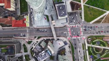 İtalya, Milano 'da gün ışığında trafikte hareket eden araçların hava aracı görüntüsü