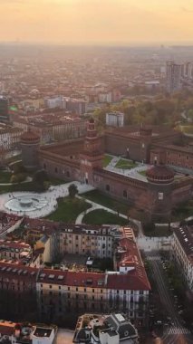 Gün batımında İtalya, Milan 'daki Sforzesco Kalesi' nin insansız hava aracı görüntüsü. Dikey