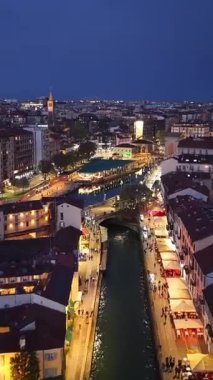 Günbatımında Naviglio Grande Kanalı 'nın hava aracı görüntüsü. Dikey