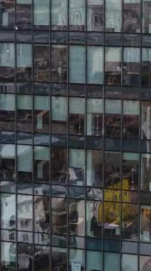 İtalya 'nın Milano kentindeki bir binanın güpegündüz insansız hava aracı görüntüsü. Dikey