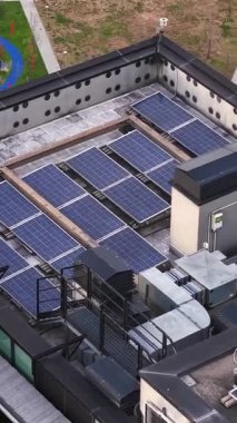 İtalya 'nın Milano kentindeki bir binanın üzerindeki güneş panellerinin insansız hava aracı görüntüsü. Dikey